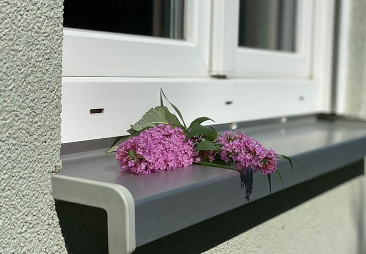 Fensterbank mit Zubehör
