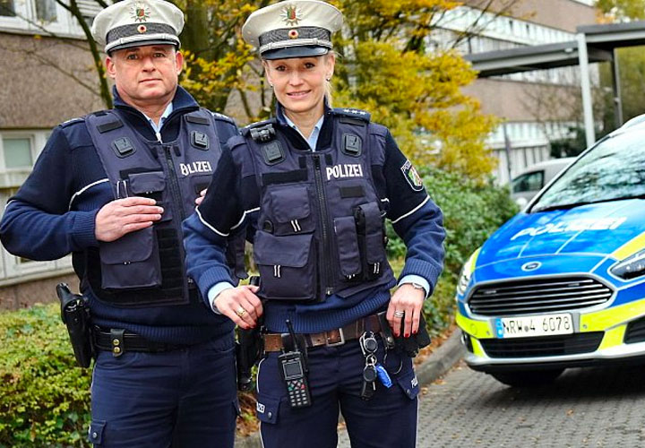 Polizisten in blauer Uniform